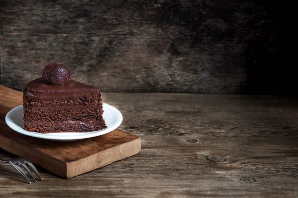 Кусок Шоколадного Торта Белой Тарелке Деревянном Фоне Домашний Шоколадный Торт — стоковое фото