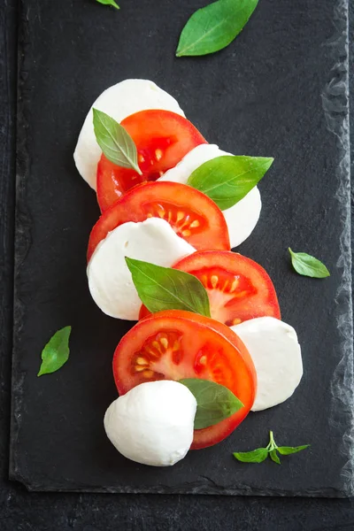 Traditionell Italiensk Capresesallad Skivade Tomater Mozzarella Och Basilika Mörk Sten — Stockfoto