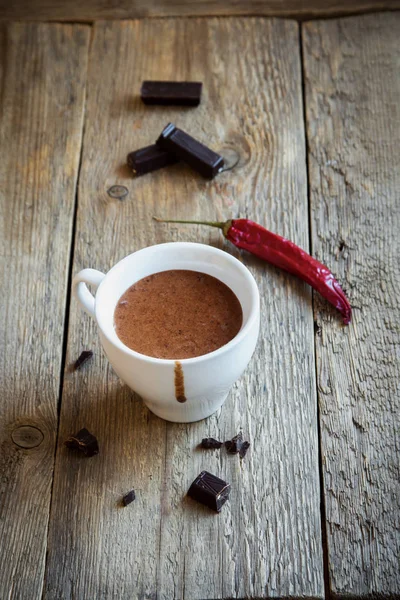 Chocolate Caliente Con Chile Trozos Chocolate Sobre Fondo Rústico Madera — Foto de Stock