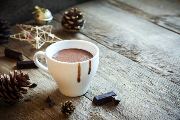 Heiße Schokolade Und Schokoladenstücke Über Rustikalem Holzgrund Hausgemachtes Heißgetränk Für — Stockfoto