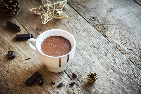 Chocolate Quente Com Pimenta Pedaços Chocolate Sobre Fundo Madeira Rústica — Fotografia de Stock