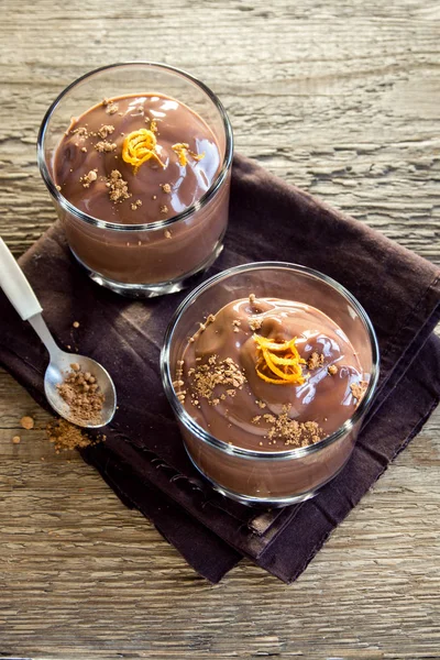 Schokoladenmousse Mit Orangenschale Gläsern Über Hölzernem Hintergrund Aus Nächster Nähe — Stockfoto