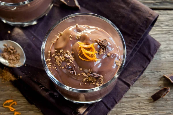 Schokoladenmousse Mit Orangenschale Gläsern Über Hölzernem Hintergrund Aus Nächster Nähe — Stockfoto