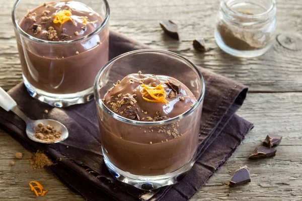 Schokoladenmousse Mit Orangenschale Gläsern Über Hölzernem Hintergrund Aus Nächster Nähe — Stockfoto