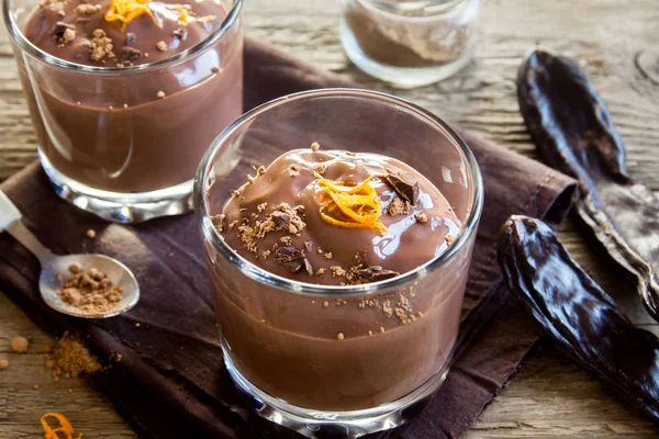 Çikolatalı mus ahşap arka plan yakın up - lezzetli ev yapımı çikolatalı puding üzerinde bardaklarda portakal lezzet ile tepesinde
