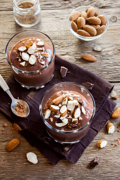 Sano Crudo Vegan Mousse Cioccolato Condito Con Mandorla Bicchieri Sfondo — Foto Stock