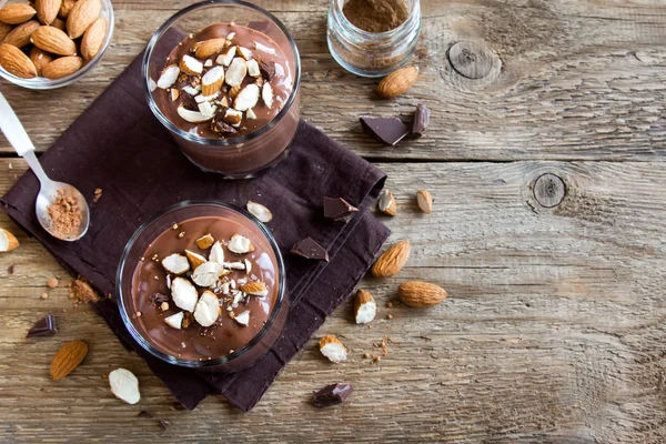 Mousse Chocolate Coberto Com Amêndoa Óculos Sobre Fundo Madeira Close — Fotografia de Stock