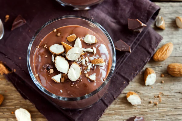 Mousse Cioccolato Condita Con Mandorla Bicchieri Sfondo Legno Vicino Delizioso — Foto Stock