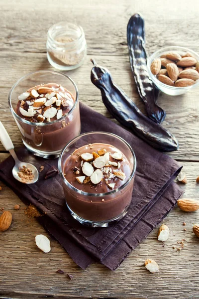 Cioccolato Carruba Mousse Condita Con Mandorla Bicchieri Sfondo Legno Vicino — Foto Stock