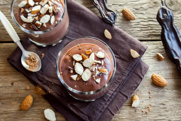 Cioccolato Carruba Mousse Condita Con Mandorla Bicchieri Sfondo Legno Vicino — Foto Stock