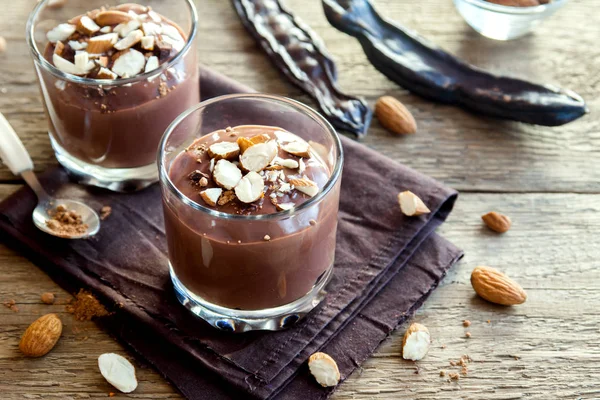 Cioccolato Carruba Mousse Condita Con Mandorla Bicchieri Sfondo Legno Vicino — Foto Stock