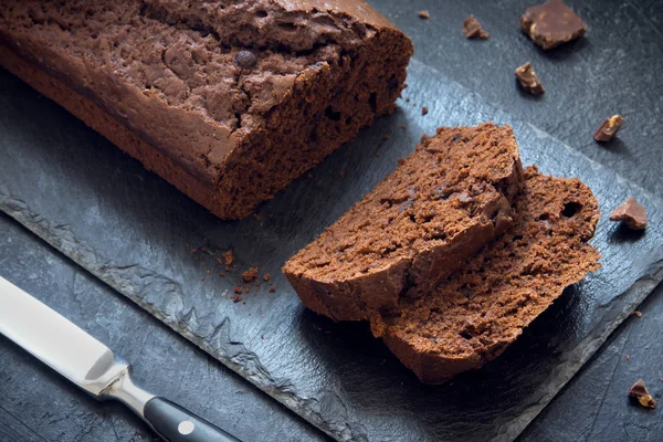 Çikolata damla çikolatalı kek. Kahvaltı ya da tatlı için ev yapımı çikolatalı pasta.