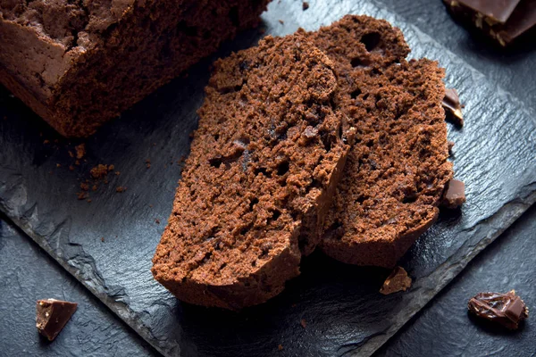 Çikolata damla çikolatalı kek. Kahvaltı ya da tatlı için ev yapımı çikolatalı pasta.