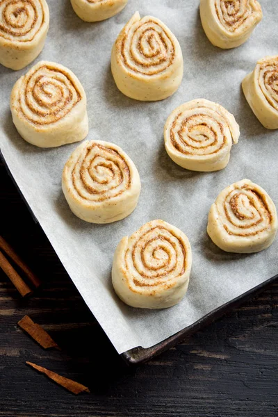 Rulo tarçın veya cinnabon, ev yapımı tarifi çiğ hamur hazırlık tatlı geleneksel tatlı çörekler pasta yemek. Uzay Gıda ingridients rulo tarçın, ahşap masa üzerinde düz lay için kopyalama.