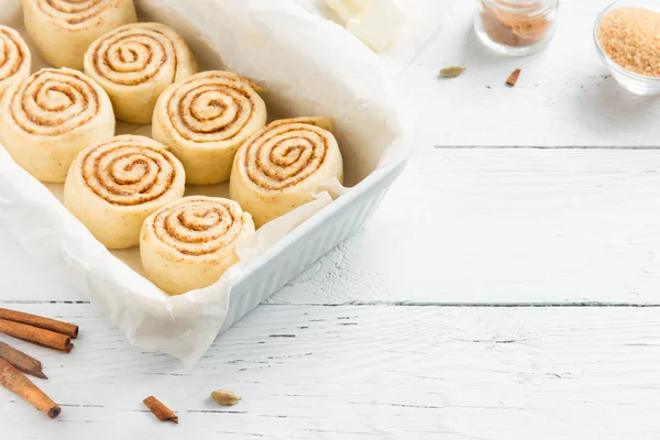 Rulo tarçın veya cinnabon, ev yapımı tarifi çiğ hamur hazırlık tatlı geleneksel tatlı çörekler pasta yemek. Gıda ingridients rulo tarçın için düz beyaz açayım.
