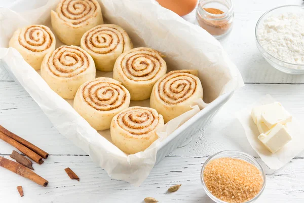 Rulo tarçın veya cinnabon, ev yapımı tarifi çiğ hamur hazırlık tatlı geleneksel tatlı çörekler pasta yemek. Gıda ingridients rulo tarçın için düz beyaz açayım.