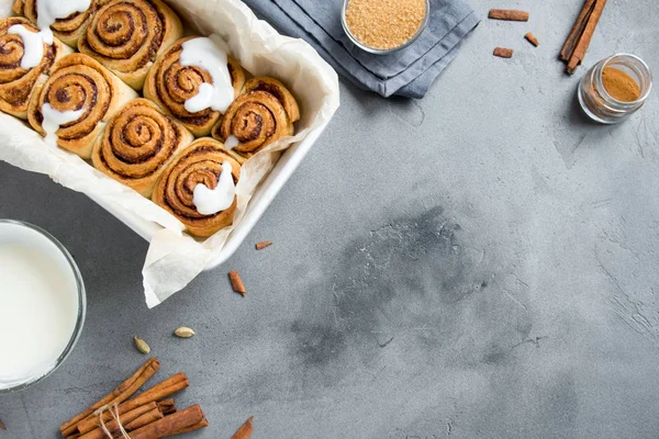 Rulo tarçın veya Cinnabon, ev yapımı tarifi hazırlık tatlı geleneksel tatlı çörekler pasta yemek. Gri beton masaya yiyecek ingridients için tarçın rulo.