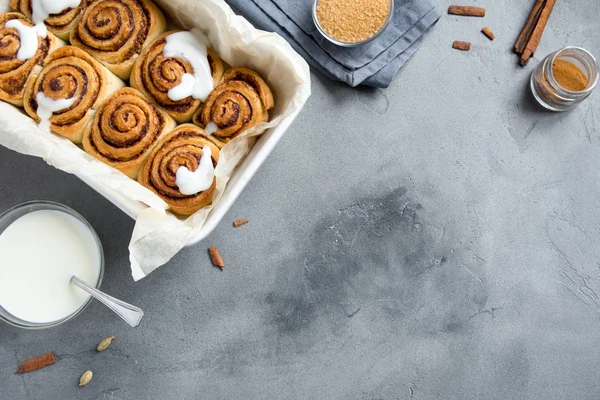 Rulo tarçın veya Cinnabon, ev yapımı tarifi hazırlık tatlı geleneksel tatlı çörekler pasta yemek. Gri beton masaya, kopya alanı gıda ingridients için tarçın rulo.