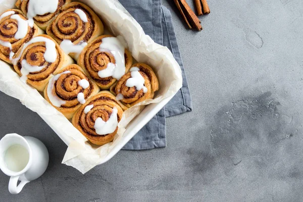 Rulo tarçın veya Cinnabon krema soslu ev yapımı tarifi hazırlık tatlı geleneksel tatlı çörekler pasta yemek. Gri beton masaya yiyecek ingridients için tarçın rulo.