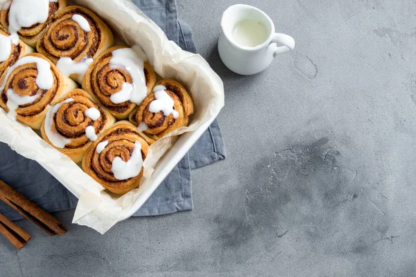 Rulo tarçın veya Cinnabon krema soslu ev yapımı tarifi hazırlık tatlı geleneksel tatlı çörekler pasta yemek. Gri beton masaya yiyecek ingridients için tarçın rulo.