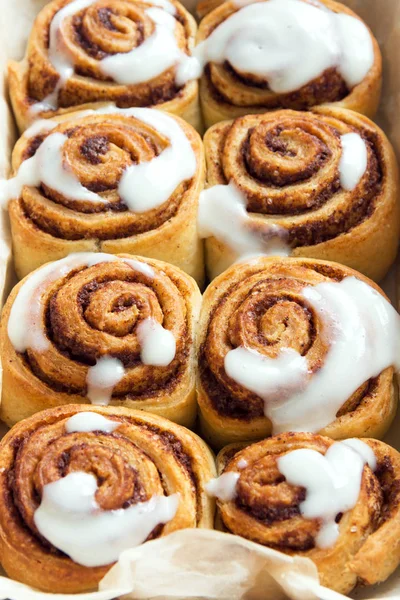 Rulo tarçın veya Cinnabon krema sosu ile ev yapımı tarifi hazırlık tatlı geleneksel tatlı çörekler pasta yemek kapat.