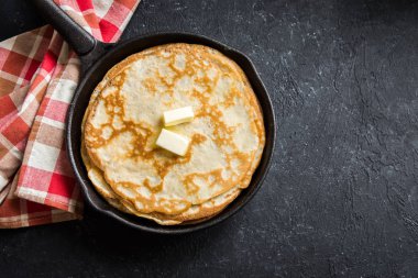 Krep Suzette bal ve fındık koyu arka plan üzerinde beyaz tabakta ile alanı kopyalayın. Kahvaltı için lezzetli ev yapımı krep.