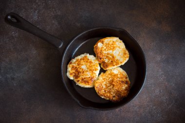 Kahvaltı, ülke stil için dökme demir tavada rustik ev yapımı lor krep. Süzme peynir sağlıklı rustik yemek, gözleme.