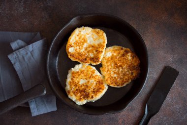 Kahvaltı, ülke stil için dökme demir tavada rustik ev yapımı lor krep. Süzme peynir sağlıklı rustik yemek, gözleme.