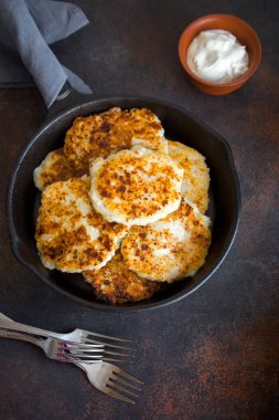 Rustik ev yapımı lor yoğurt sos ile dökme demir tavada ülke tarzı kahvaltıda krep. Süzme peynir sağlıklı rustik yemek, gözleme.