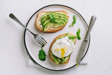 Haşlanmış yumurta - dilimlenmiş avokado ve sağlıklı kahvaltı veya aperatif, kızarmış ekmek üzerinde yumurta ile avokado sandviç kopyalama alanı.