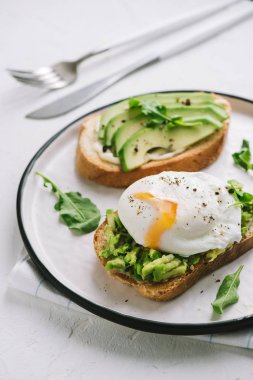 Haşlanmış yumurta - dilimlenmiş avokado ve sağlıklı kahvaltı veya aperatif, kızarmış ekmek üzerinde yumurta ile avokado sandviç kopyalama alanı.