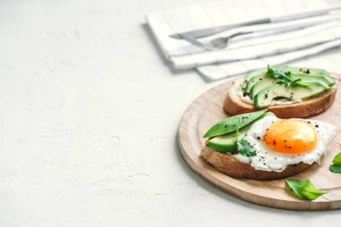 Sahanda yumurta - dilimlenmiş avokado ve sağlıklı kahvaltı veya aperatif, kızarmış ekmek üzerinde yumurta ile avokado sandviç kopyalama alanı.