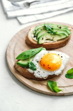 Sahanda yumurta - dilimlenmiş avokado ve sağlıklı kahvaltı veya aperatif, kızarmış ekmek üzerinde yumurta ile avokado sandviç kopyalama alanı.