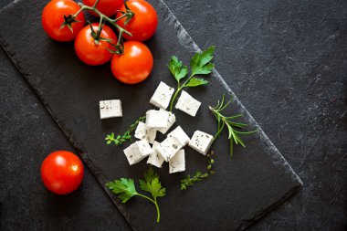 Taze Yunan beyaz peynir. Salata yemek için sağlıklı bir madde. Keçi peynir otlar ile.