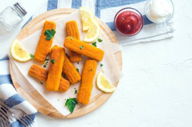 Kızarmış balık köftesi. Balık kroket. Limon ve yemeye hazır soslar kızarmış balık.