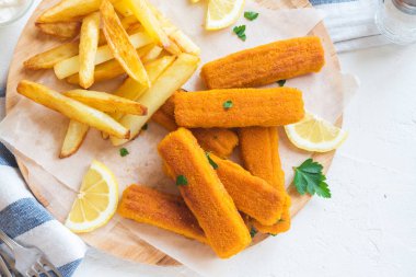 Kızarmış balık patates kızartması ile sopa. Balık kroket. Balık köftesi ile kızarmış patates ve limon yemek hazır.