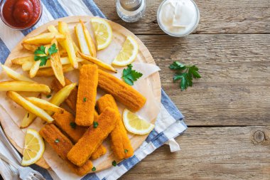 Kızarmış balık patates kızartması ile sopa. Balık kroket ahşap arka plan üzerinde. Balık köftesi ile kızarmış patates ve limon yemek hazır.