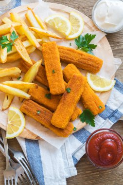 Kızarmış balık patates kızartması ile sopa. Balık kroket ahşap arka plan üzerinde. Balık köftesi ile kızarmış patates ve limon yemek hazır.