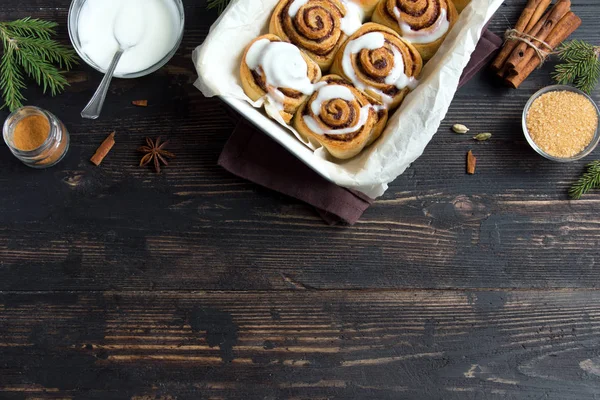 Rulo tarçın veya cinnabon Noel için. Ev yapımı geleneksel kış şenlikli tatlı çörekler pasta yemek kopya alanı koyu ahşap zemin üzerine.