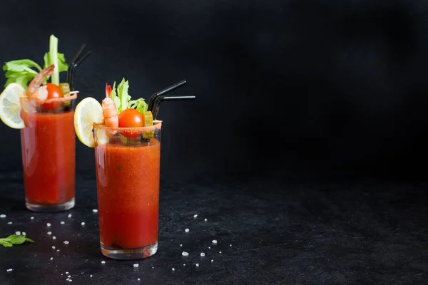 Bloody Mary Cocktail Dans Des Verres Avec Garnitures Tomate Bloody — Photo