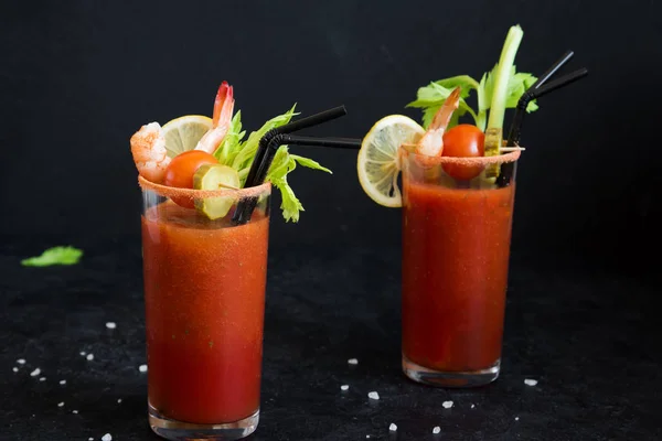 Bloody Mary Cocktail Dans Des Verres Avec Garnitures Tomate Bloody — Photo
