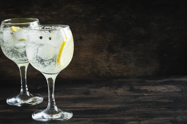 Alcohol Drinken Gin Tonic Cocktail Met Citroen Ijs Rustiek Zwarte — Stockfoto