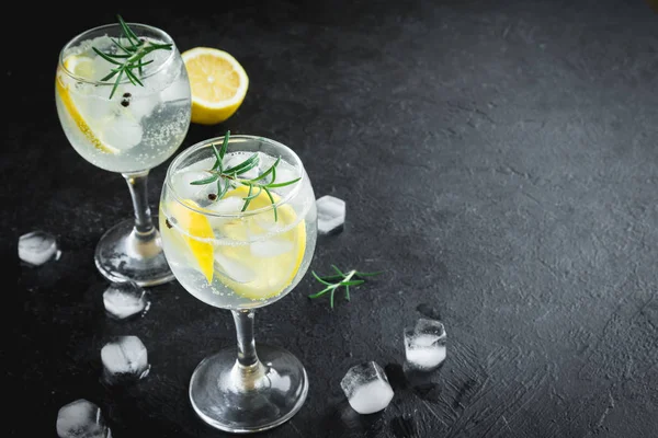Bebida Alcohólica Cóctel Gin Tonic Con Limón Romero Hielo Mesa — Foto de Stock