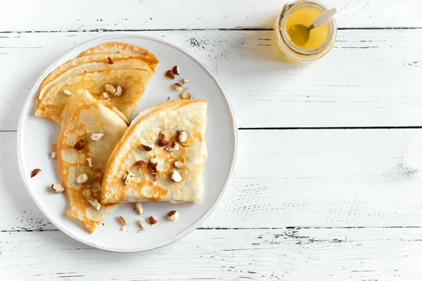 Crepes Suzette Med Honung Och Nötter Vit Platta Över Vit — Stockfoto