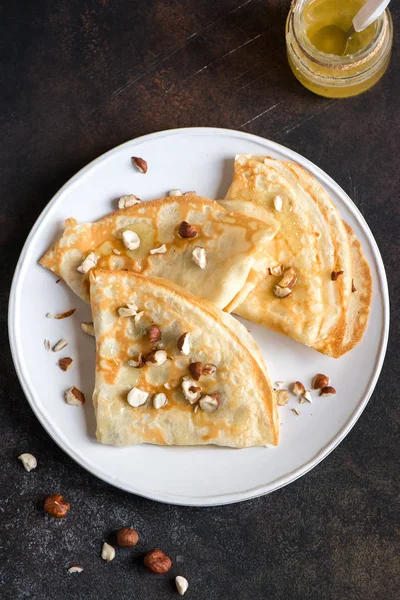 Crêpes Suzette Mit Honig Und Nüssen Auf Weißem Teller Vor — Stockfoto