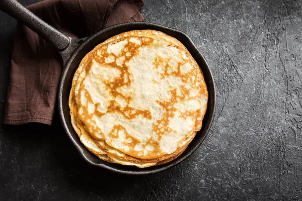 Hemmagjord Crepes Gjutjärnspanna Över Rustik Svart Bakgrund Med Kopia Utrymme — Stockfoto