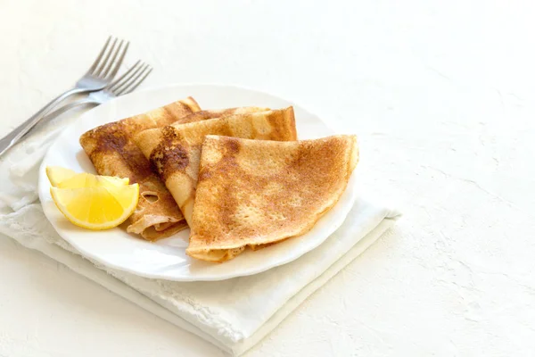 Crepes Suzette Citronem Bílé Destičce Nad Bílým Pozadím Kopírovat Prostoru — Stock fotografie