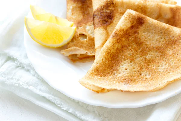 Crêpes Suzette Mit Zitrone Auf Weißem Teller Auf Weißem Hintergrund — Stockfoto