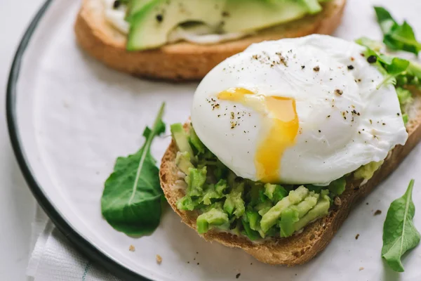 Avocado Sandwich Poached Egg Sliced Avocado Egg Toasted Bread Healthy — Stock Photo, Image