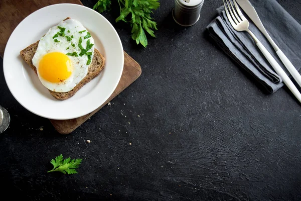 Œuf Frit Sur Pain Grillé Pour Petit Déjeuner Œuf Frit — Photo